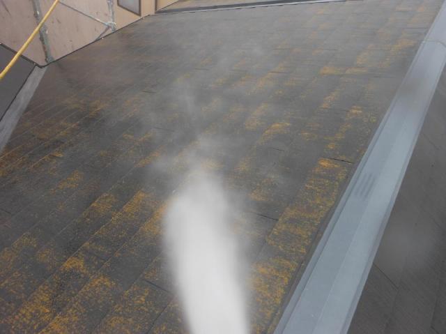 クリーナースーパーバイオ洗浄に先立って屋根の水養生作業です