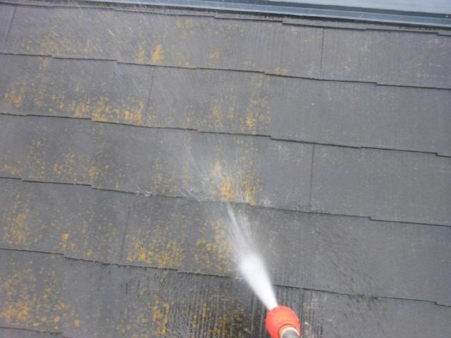 屋根の高圧洗浄です