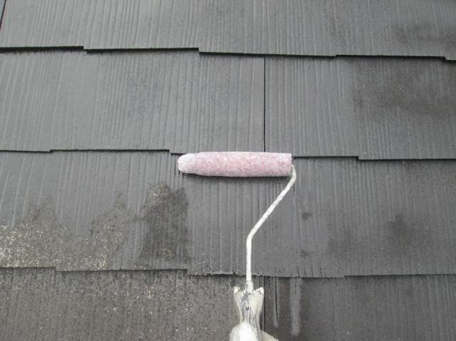 屋根の下塗り2回目です。吸込が止まるまで下塗り材を塗装していきます