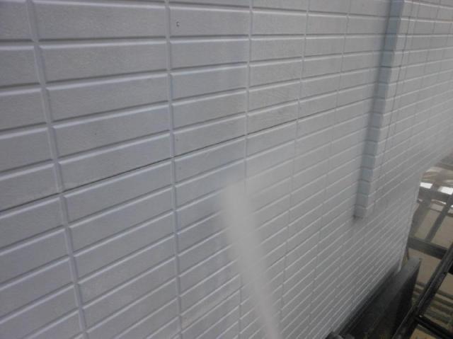 外壁の高圧洗浄の様子です